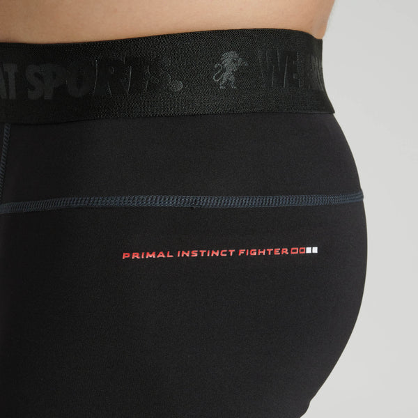 Primo piano della scritta Leone stampata sulla gamba dei leggings neri