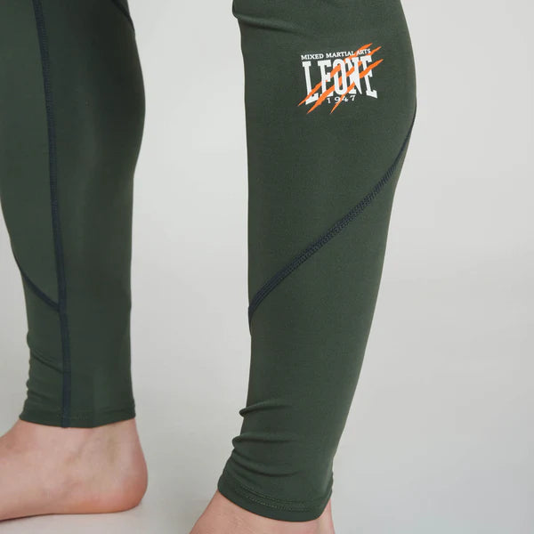 Particolare delle stampe tecniche e della scritta Leone sui leggings verdi