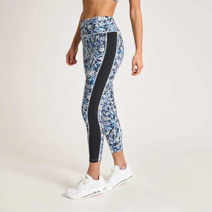 Vista geral das leggings de compressão para mulher Leone Urban Fighter com padrão camuflado Camo Ice