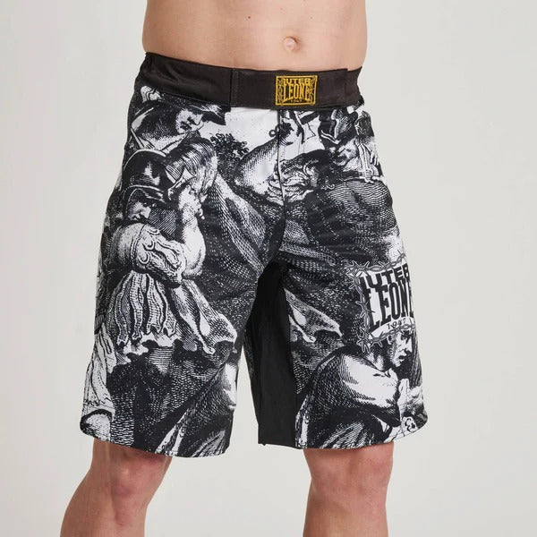 Vista frontal en primer plano de los pantalones cortos de MMA LEONE x IUTER Barbed Wire en un modelo, que muestra el estampado gráfico detallado de estilo grabado clásico y los logotipos en la pierna y la cintura.