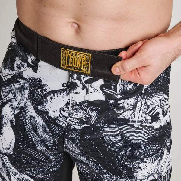 Close-up del pannello di chiusura anteriore del pantaloncino LEONE x IUTER, mostrando il laccio (drawstring) interno e il patch gold-thread sulla cintura