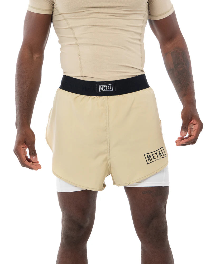 Vista frontale principale pantaloncini 2in1 Metal Boxe beige Desert Storm indossati per allenamento MMA