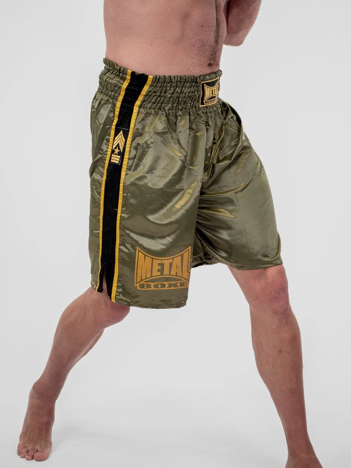 Detalj av satintyget och guldkanten på de gröna Metal Boxing Pro Line-shortsen