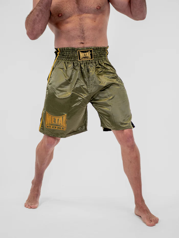 Vista frontale pantaloncini boxe inglese Metal Boxe Pro Line verde militare e oro in satin