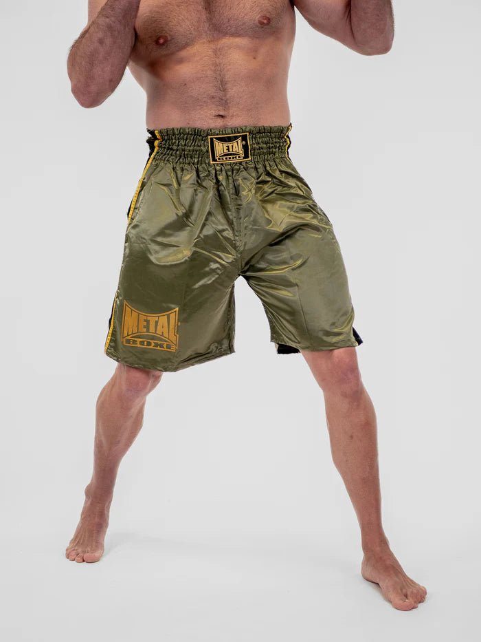 Vista frontal pantalón de boxeo inglés Metal Boxe Pro Line en satén verde militar y dorado