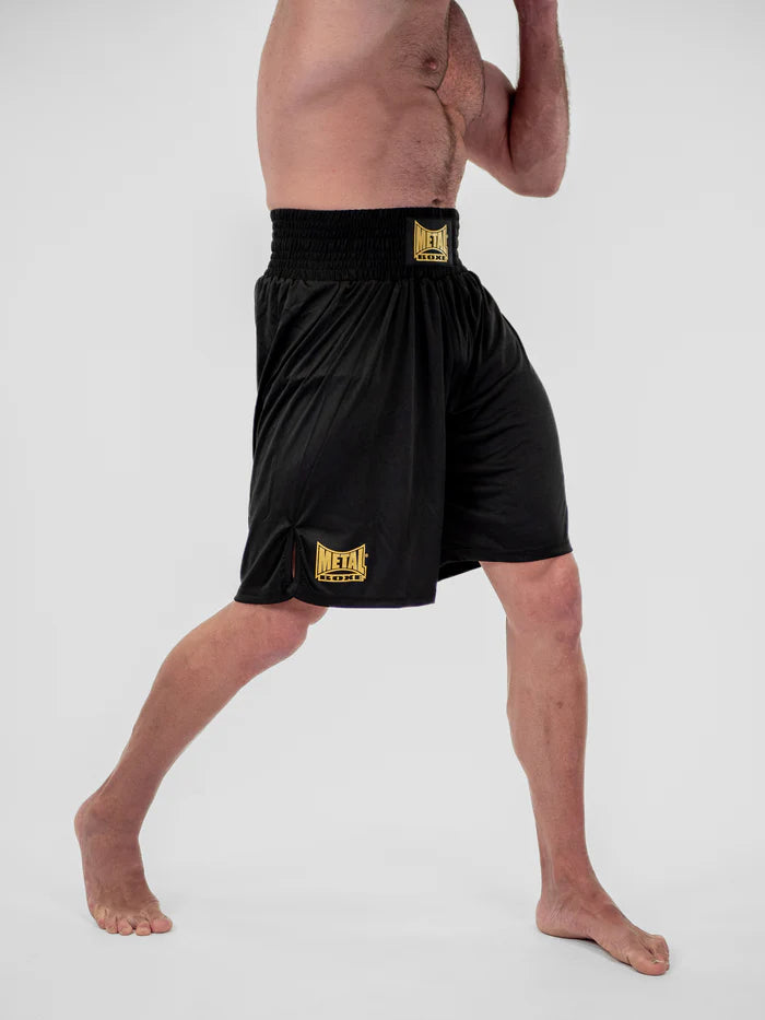 Dettaglio del tessuto setoso e delle finiture dei pantaloncini boxe Metal Boxe Water neri