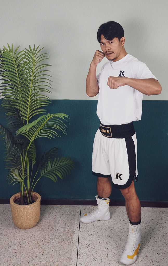 Pugile indossa i pantaloncini K King Apex Pro bianchi mostrando la vestibilità professionale sul ring