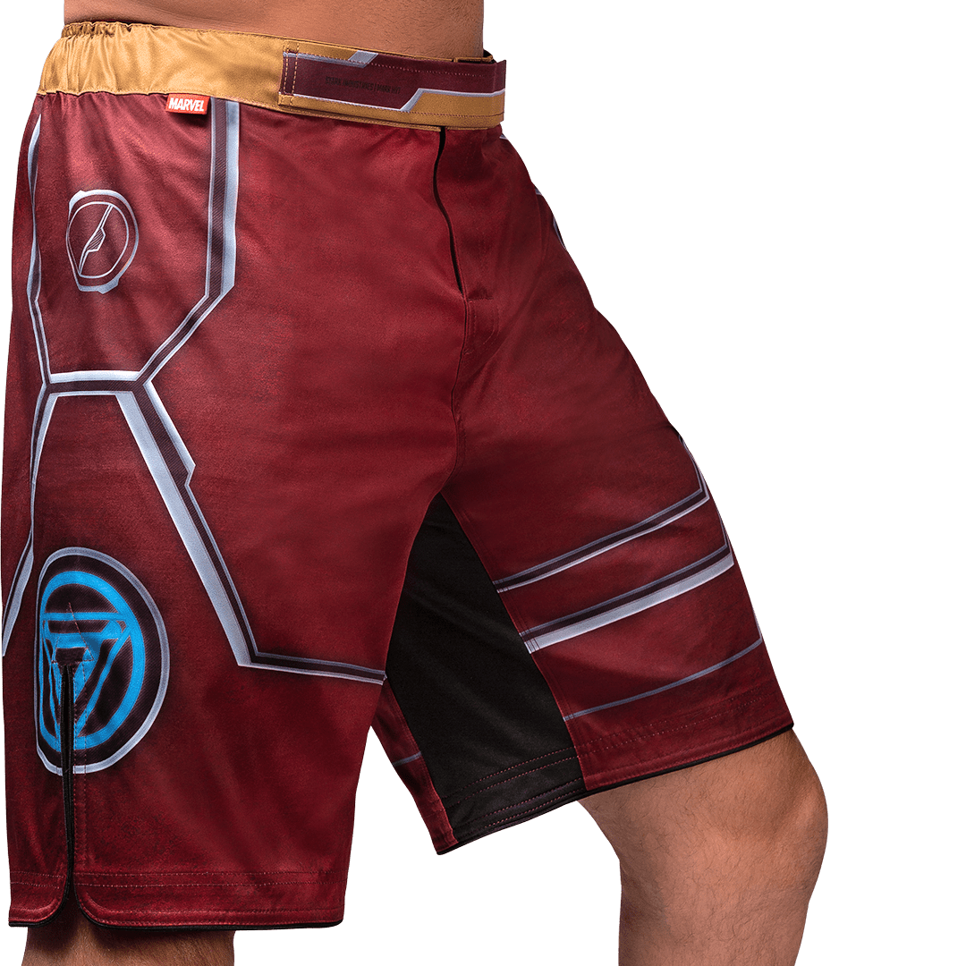 Vedere frontală a pantalonilor scurți de luptă Hayabusa Marvel Iron Man, design păianjen roșu