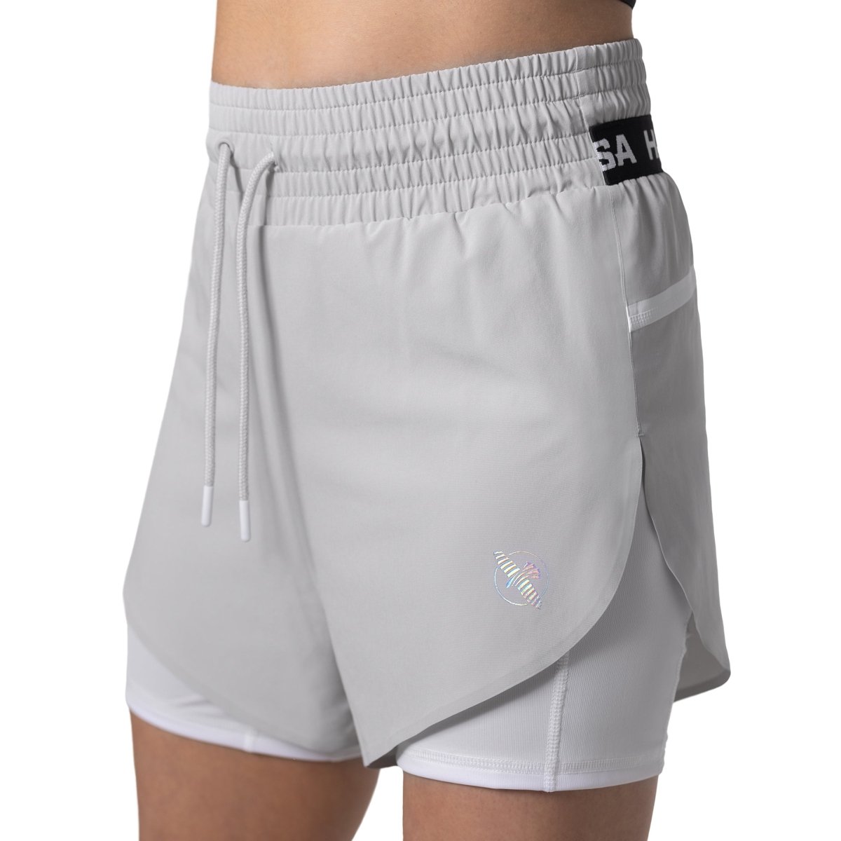 Vooraanzicht van de grijze Hayabusa Mid Rise damessportshort met zichtbaar logo