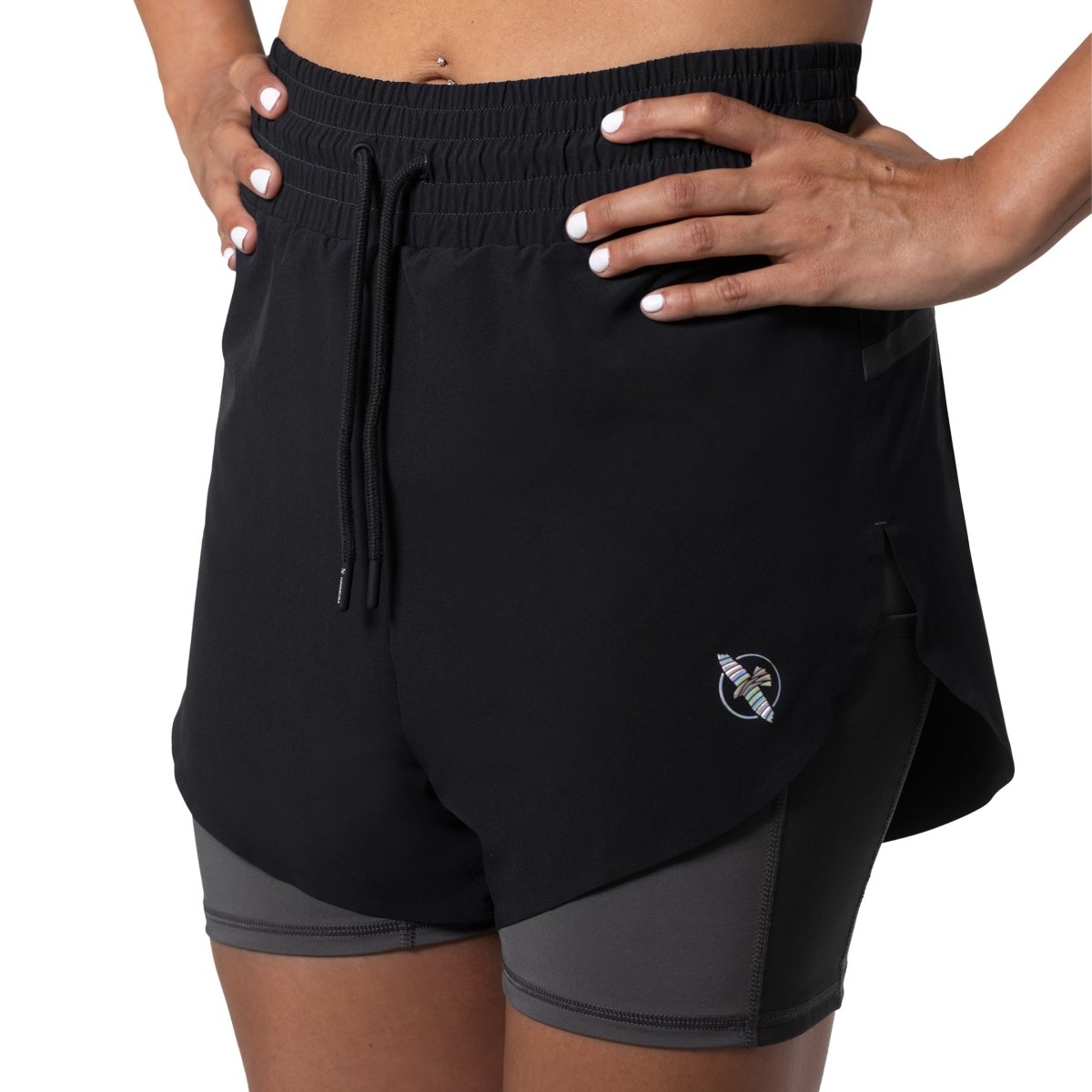 Vedere frontală a pantalonilor scurți negri Hayabusa Mid Rise pentru damă, cu strat dublu, cu logo pe picior