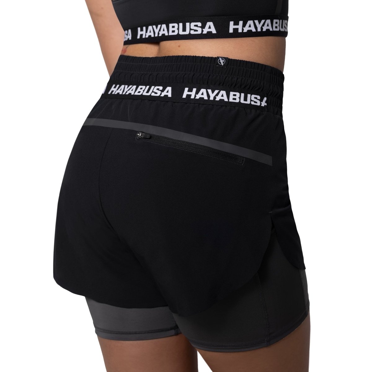 Achteraanzicht van de zwarte Hayabusa-short met ritszakdetail aan de achterkant