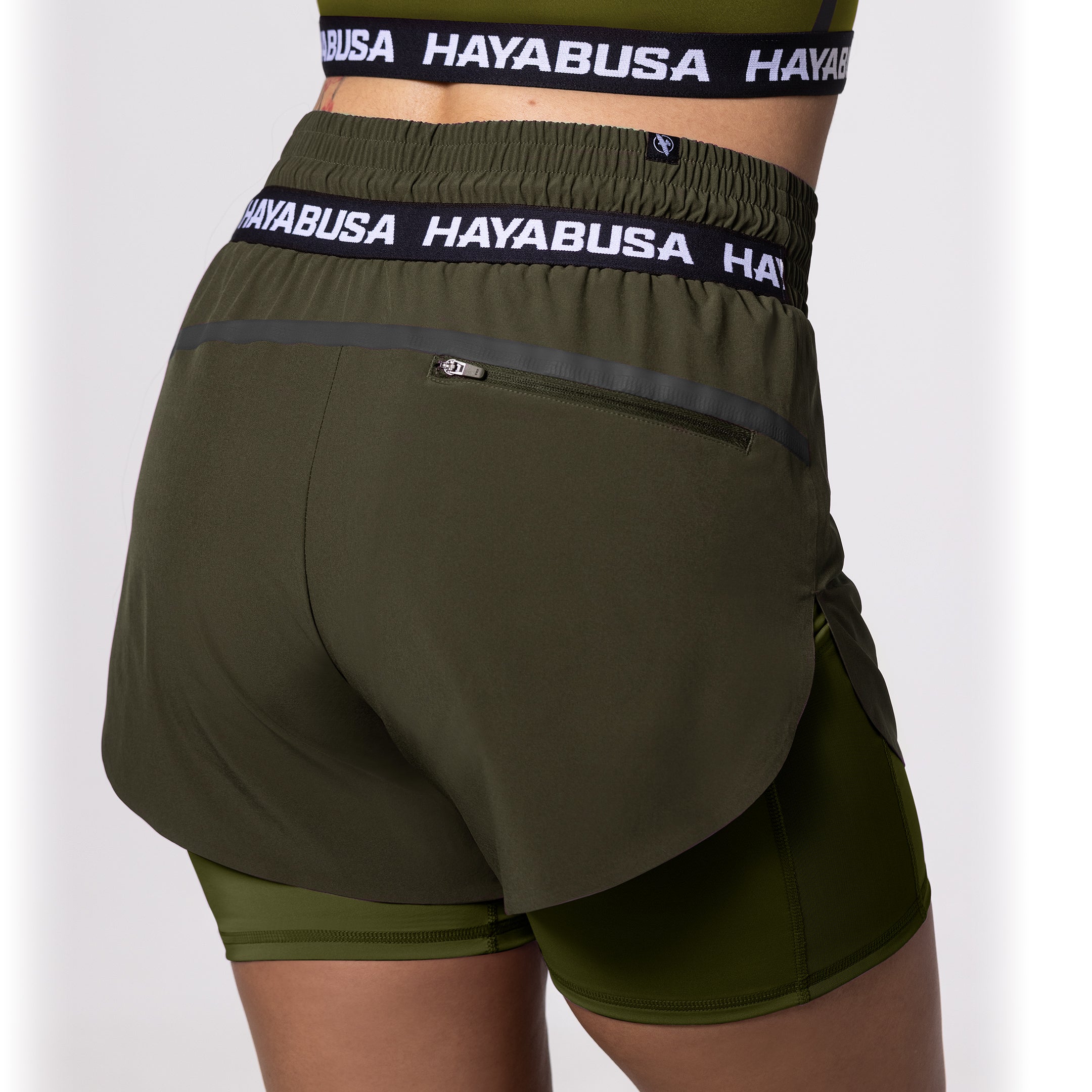 Vista posteriore degli shorts Hayabusa verde oliva con dettaglio dell'elastico in vita