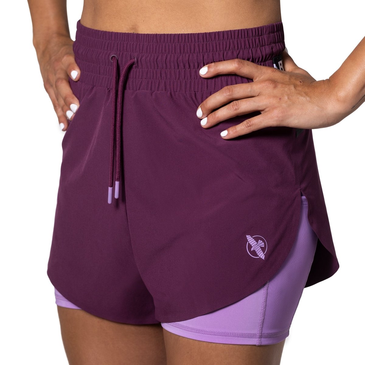Vooraanzicht van de Hayabusa dubbellaagse damesshort in wijnkleur met logo