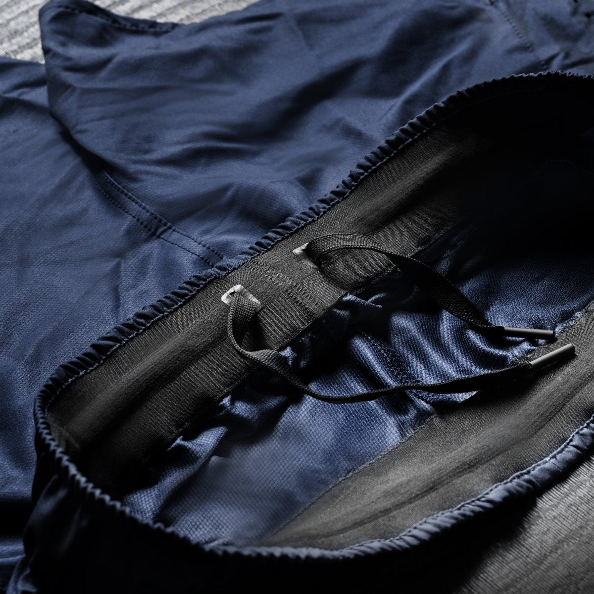 Detail van de interne platte veter van de blauwe Hayabusa Apex-short, ontworpen om geen bulk te creëren