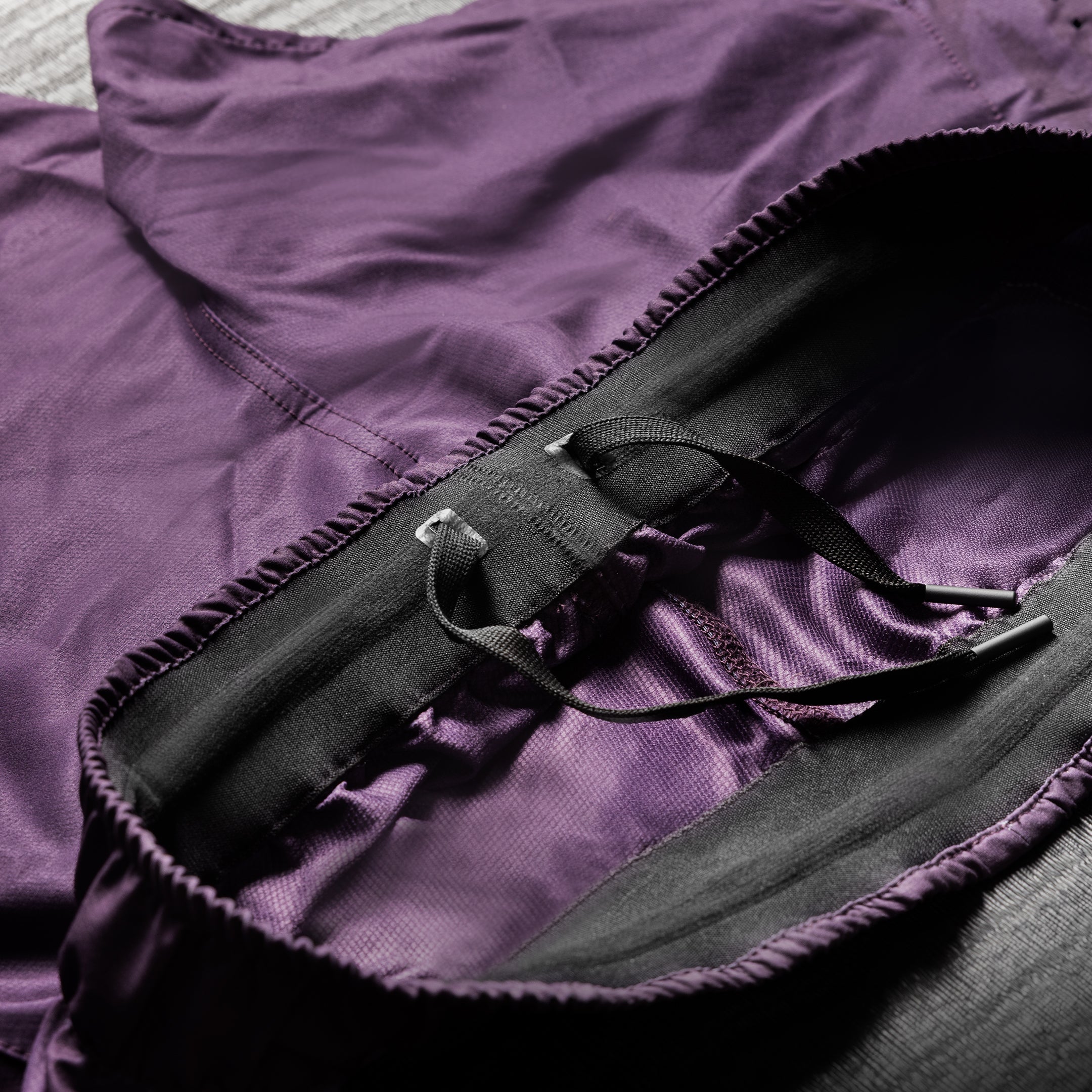 Particolare del sistema di chiusura interno con cordoncino dei pantaloncini Hayabusa Apex viola