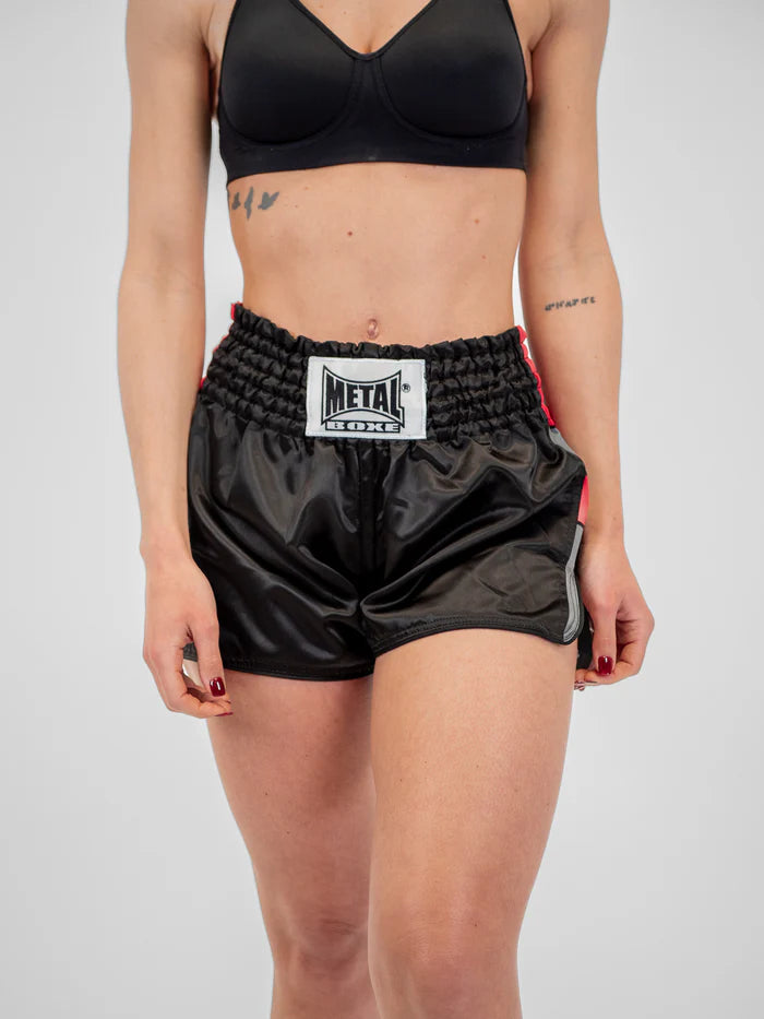 Vista frontale pantaloncini Kickboxing e Muay Thai Metal Boxe Kick Pro neri indossati da donna