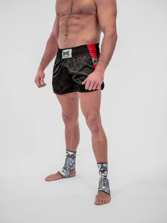Detalle lateral Pantalón corto hombre Muay Thai Metal Boxing Kick Pro libertad de movimiento