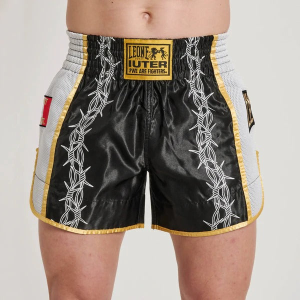 Vista frontale dei pantaloncini Muay Thai LEONE x IUTER con grafica a filo spinato