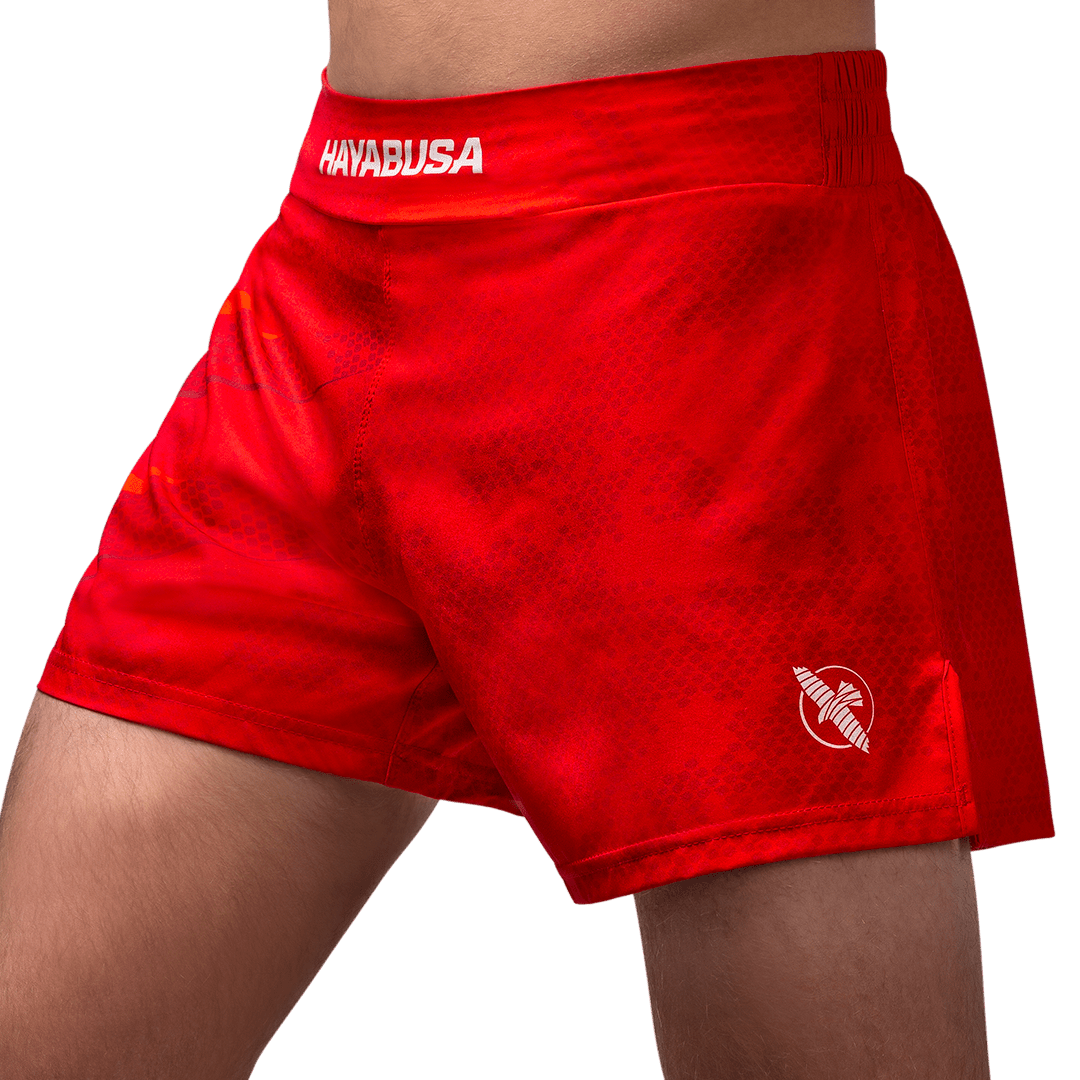 Vorderansicht der roten Hayabusa Arrow Kickbox-Shorts, kurzer Schnitt für maximale Bewegungsfreiheit