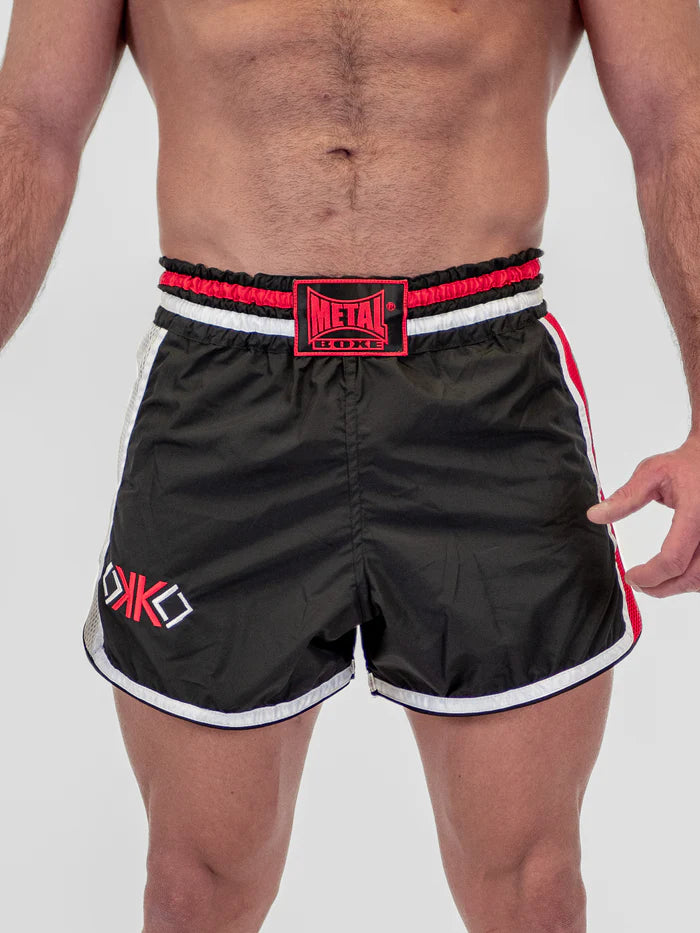 Vista frontale principale pantaloncini Kickboxing Metal Boxe OKO nero bianco rosso
