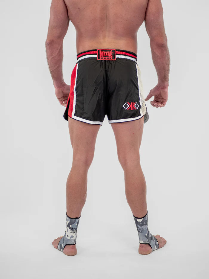 Dettaglio dei ricami OKO e Metal Boxe sulla cintura dei pantaloncini da combattimento