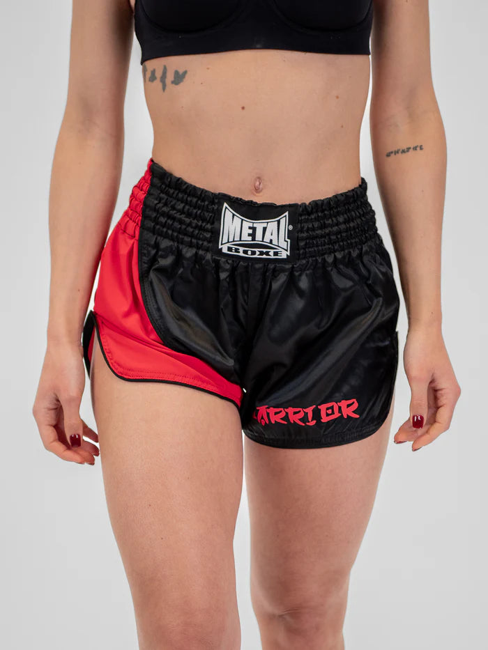 Vista frontale pantaloncini Kickboxing e Muay Thai Metal Boxe Warrior nero rosso