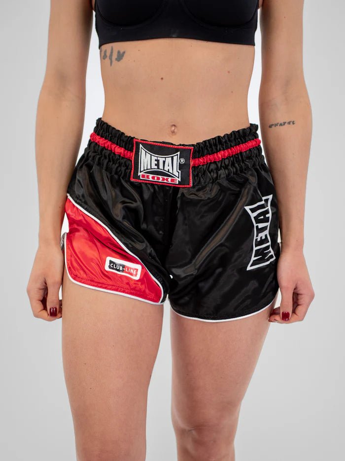 Vista frontal Kickboxing y Muay Thai Metal Boxing Club Line shorts negros rojos usados por mujeres