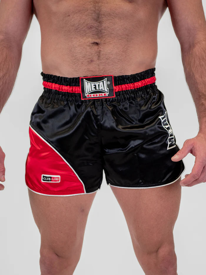 Vista frontal Shorts de Kickboxing e Muay Thai Metal Boxe Club Line preto vermelho usado por homens