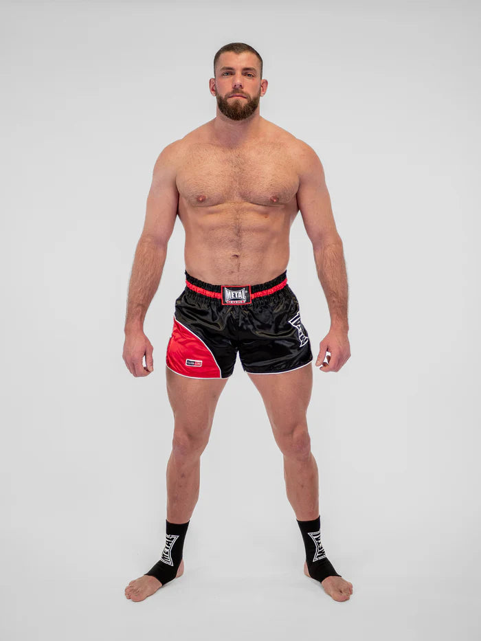 Dettaglio spacco laterale e libertà di movimento pantaloncini Metal Boxe Club Line uomo