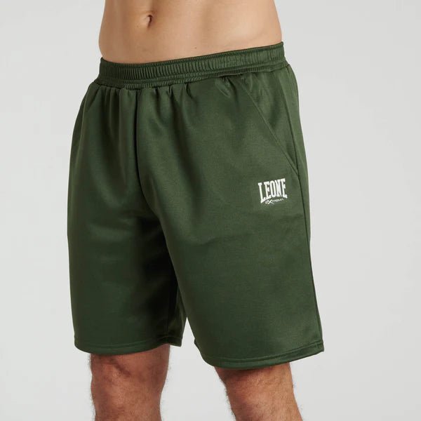 Vue de face du short de sport Leone 1947 Logo Cool Touch en variante verte