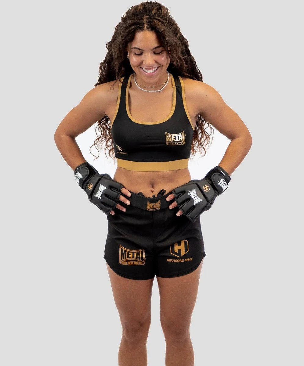 Detalle del material transpirable y acabado técnico del pantalón corto MMA mujer Hexagon