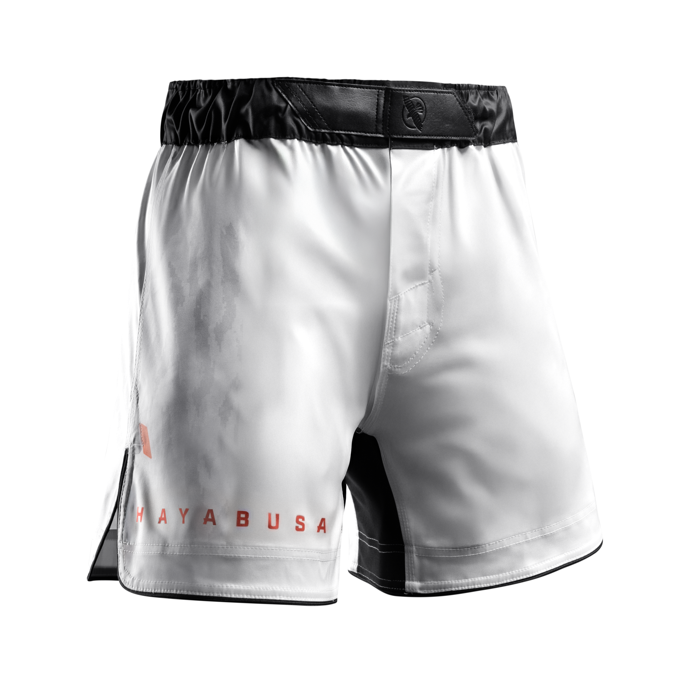 Vista frontale dei pantaloncini MMA Hayabusa Apex 3/4 bianchi, ampi spacchi laterali per la mobilità