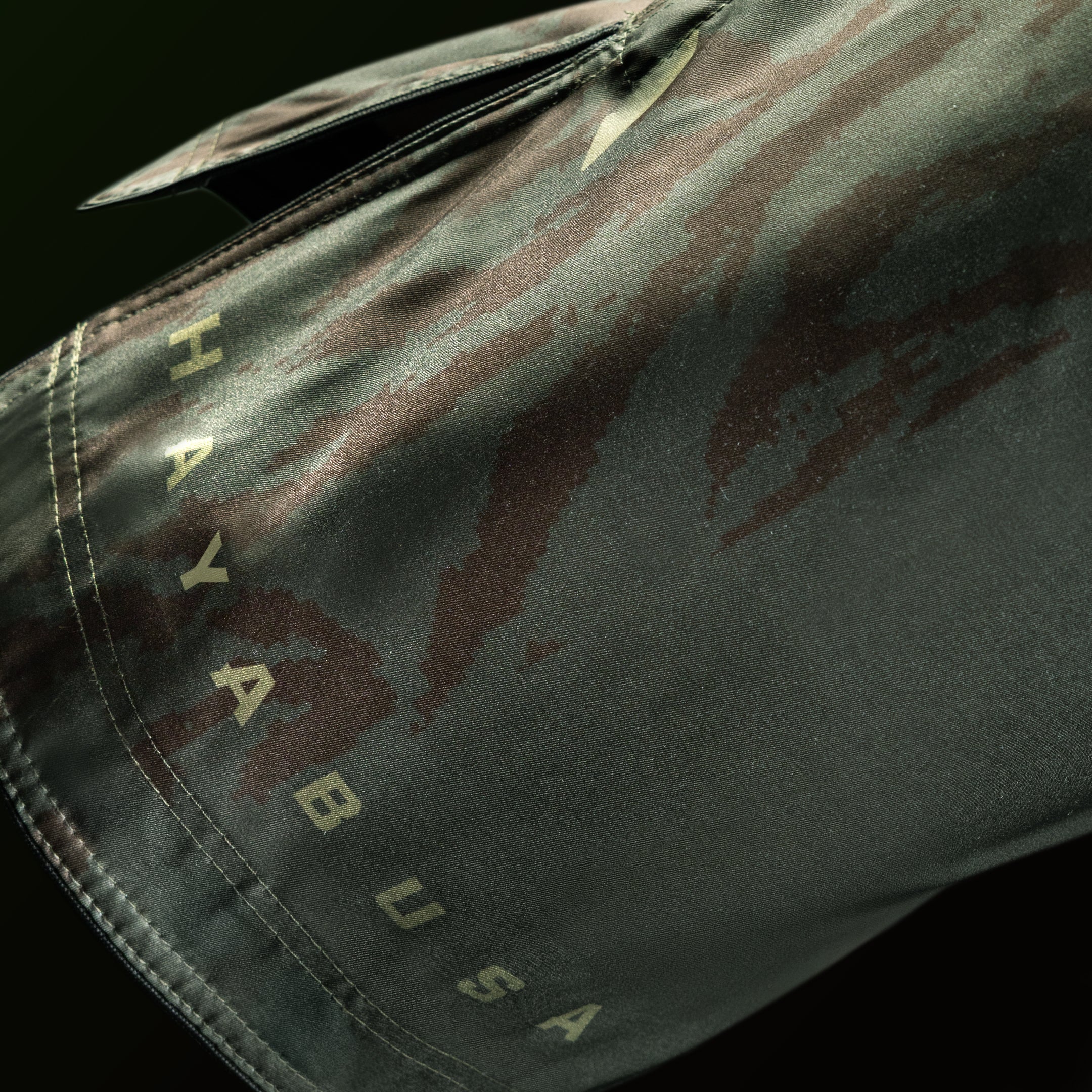 Dettaglio della grafica e della scritta Hayabusa sulla gamba dei pantaloncini verdi a tre quarti