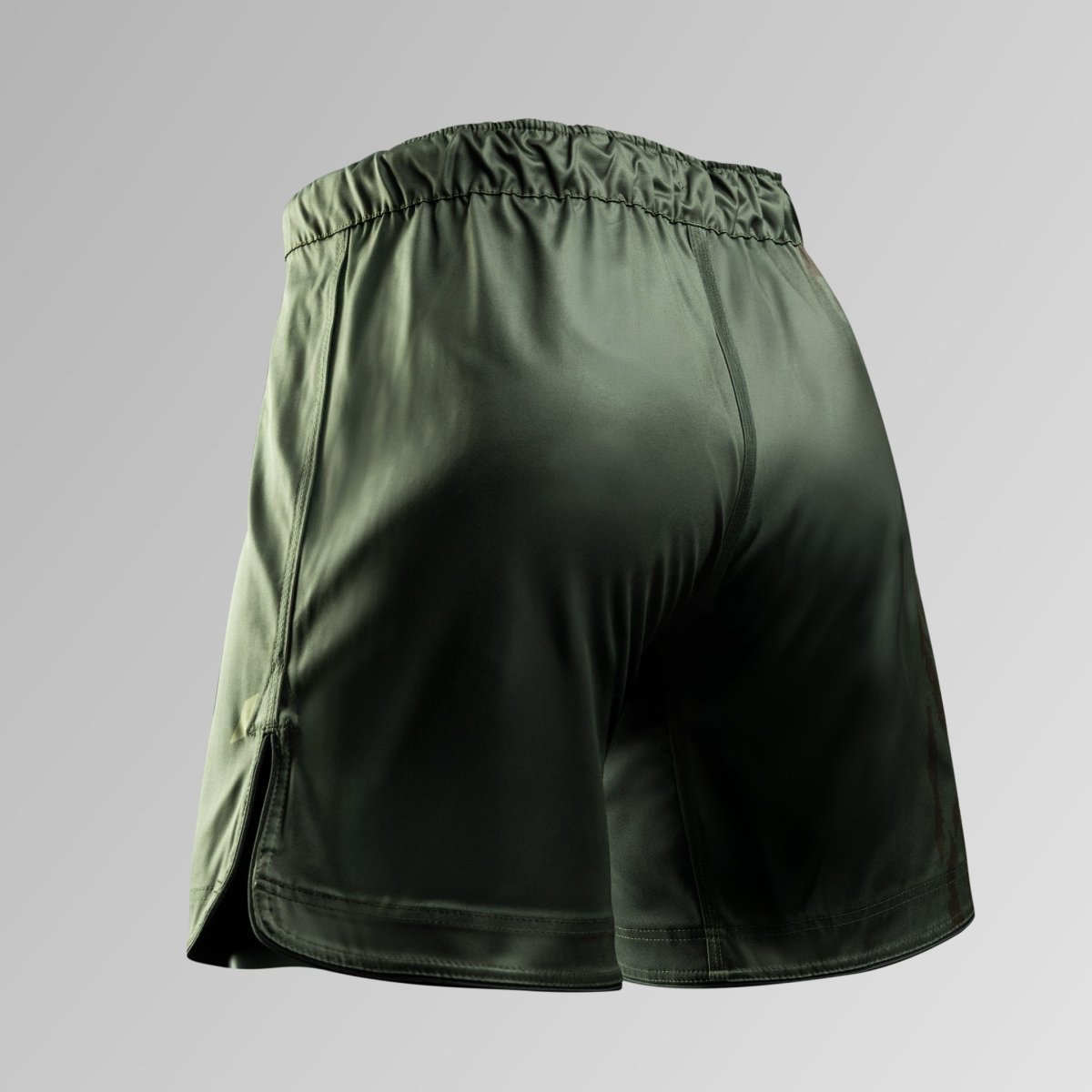 Achteraanzicht van de groene Hayabusa Apex MMA-short, met flatlock versterkte stiksels voor duurzaamheid