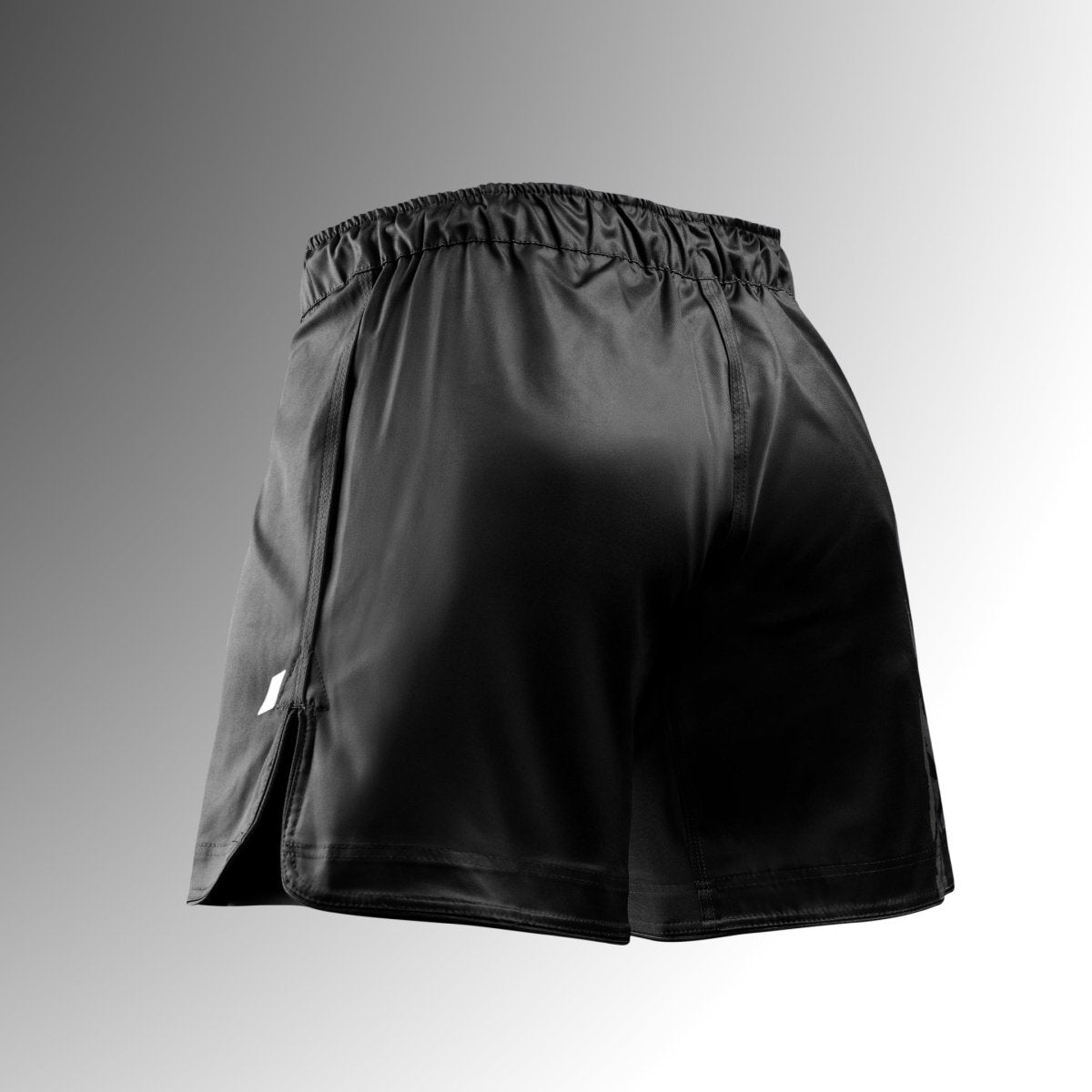 Vedere din spate a pantalonilor scurți de MMA Hayabusa Apex Mid-Thigh negri, arătând centura sigură și material rezistent la rupere