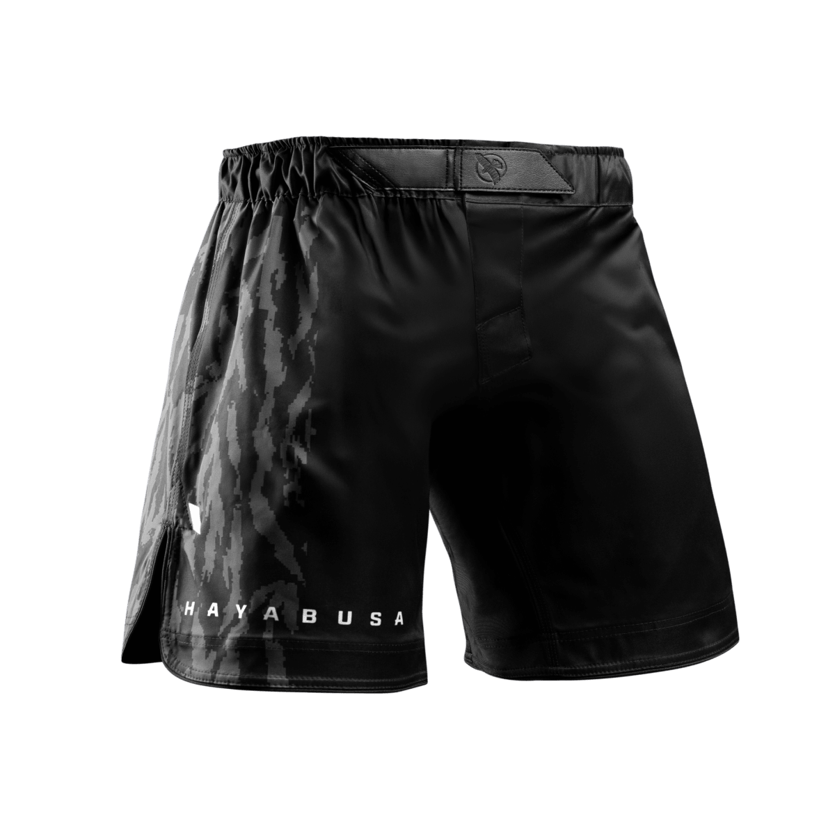 Vedere frontală a pantalonilor negri Hayabusa Apex Mid-Thigh MMA cu închidere interlock
