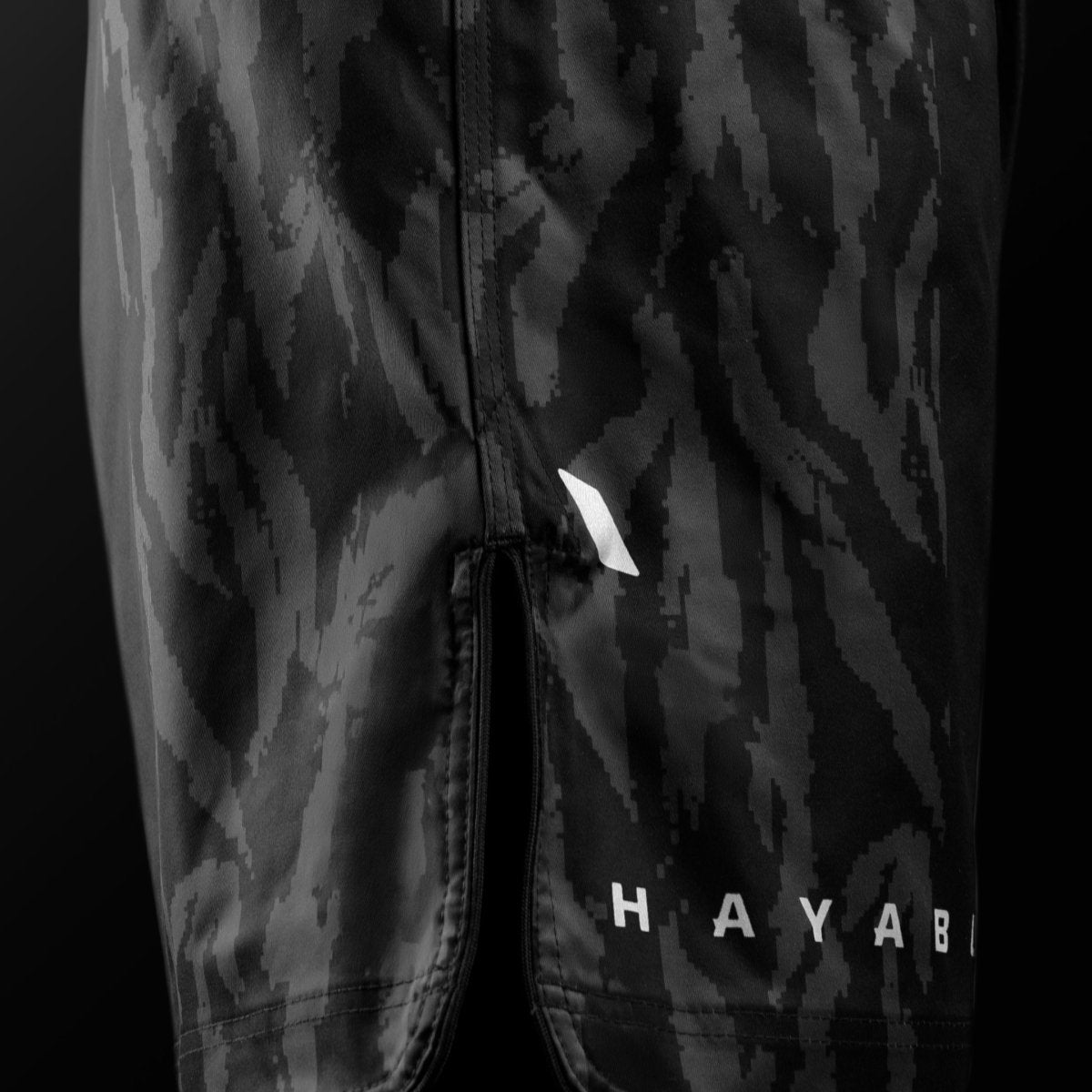 Vedere laterală a pantalonilor negri Hayabusa Apex Mid-Thigh MMA cu detaliu de ventilație pentru mobilitate maximă