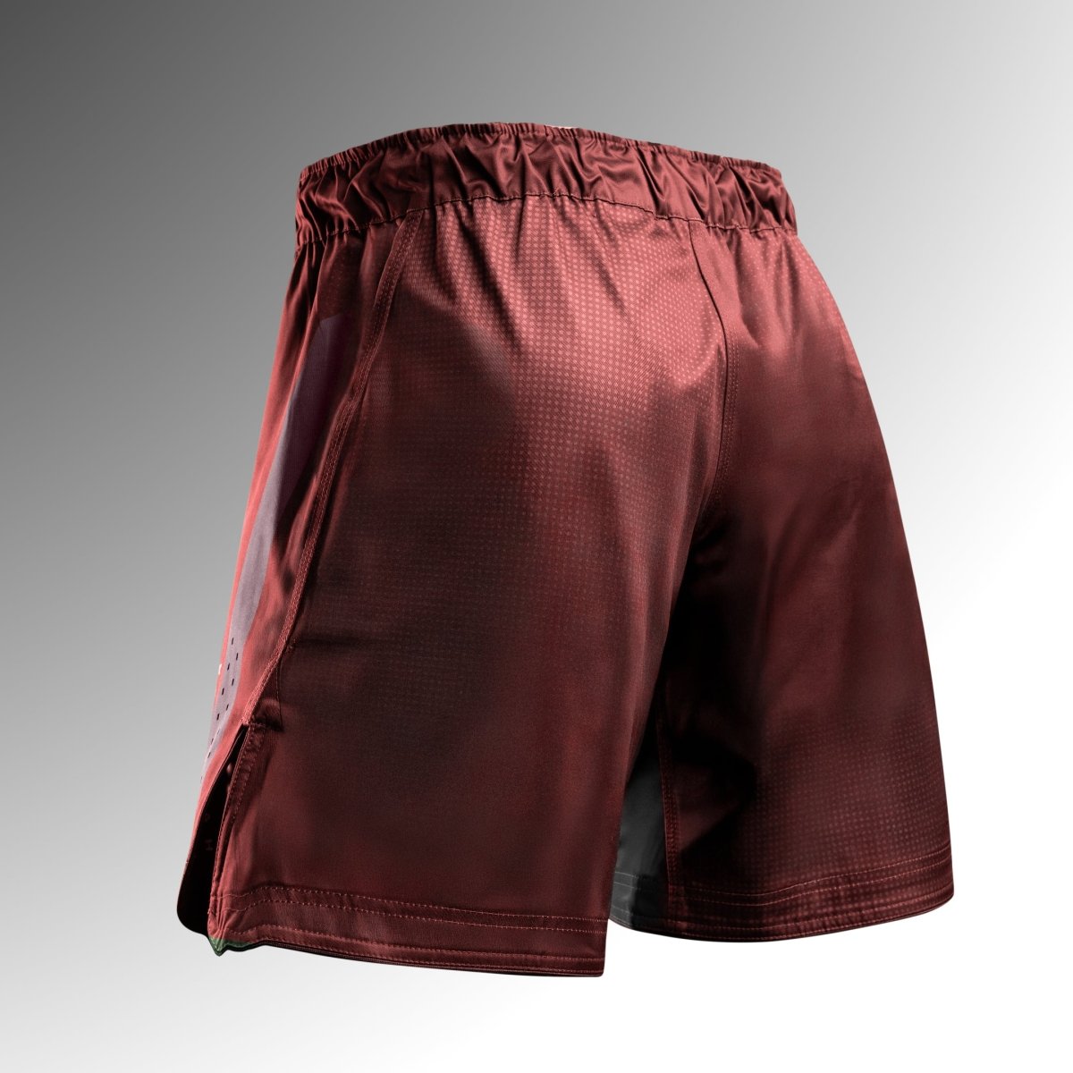 Achteraanzicht van de rode Hayabusa Core 3/4 MMA-short, met lasergesneden ventilatiezones