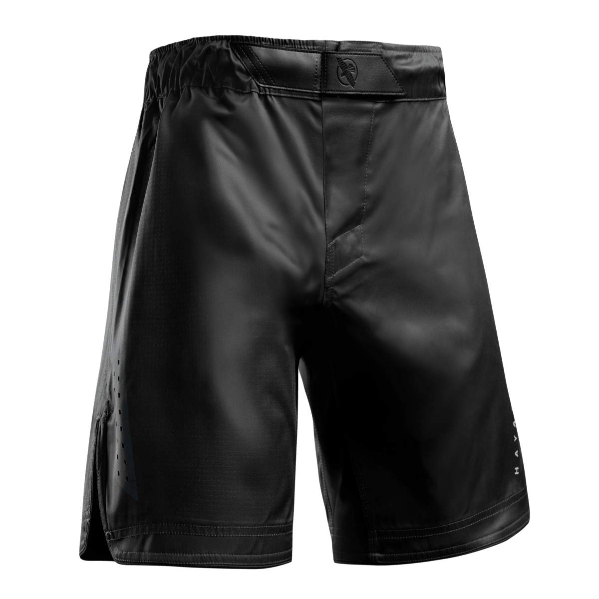 Framifrån av de svarta Hayabusa Core MMA-shortsen i full längd med låsande stängning och dragsko