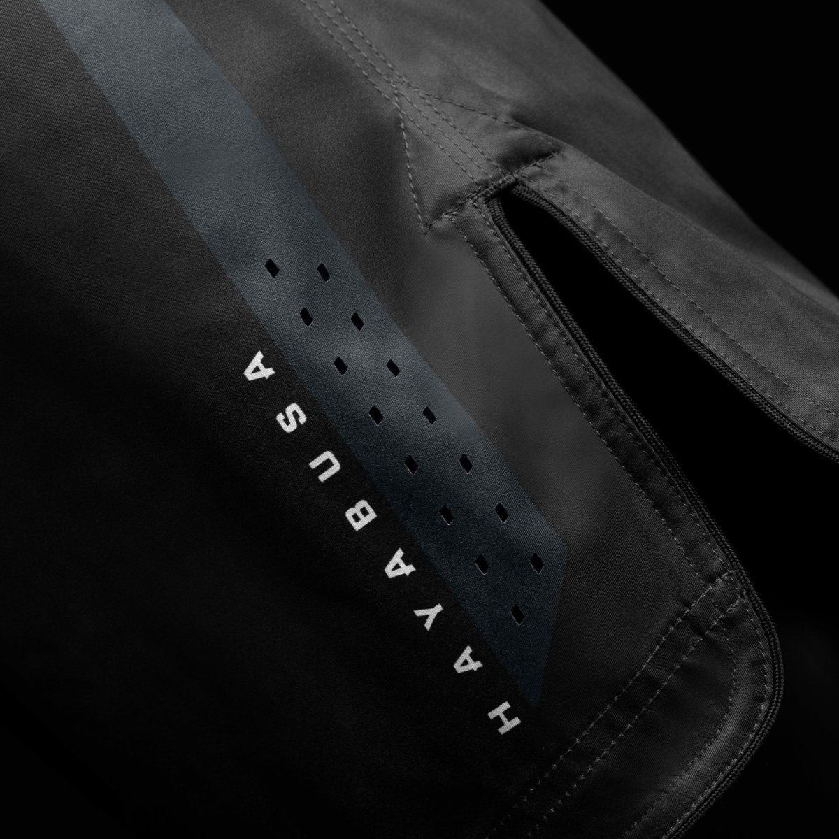 Seitenansicht der schwarzen Hayabusa Core Mid-Thigh MMA Shorts, mit seitlichen Belüftungsöffnungen für Bewegungsfreiheit