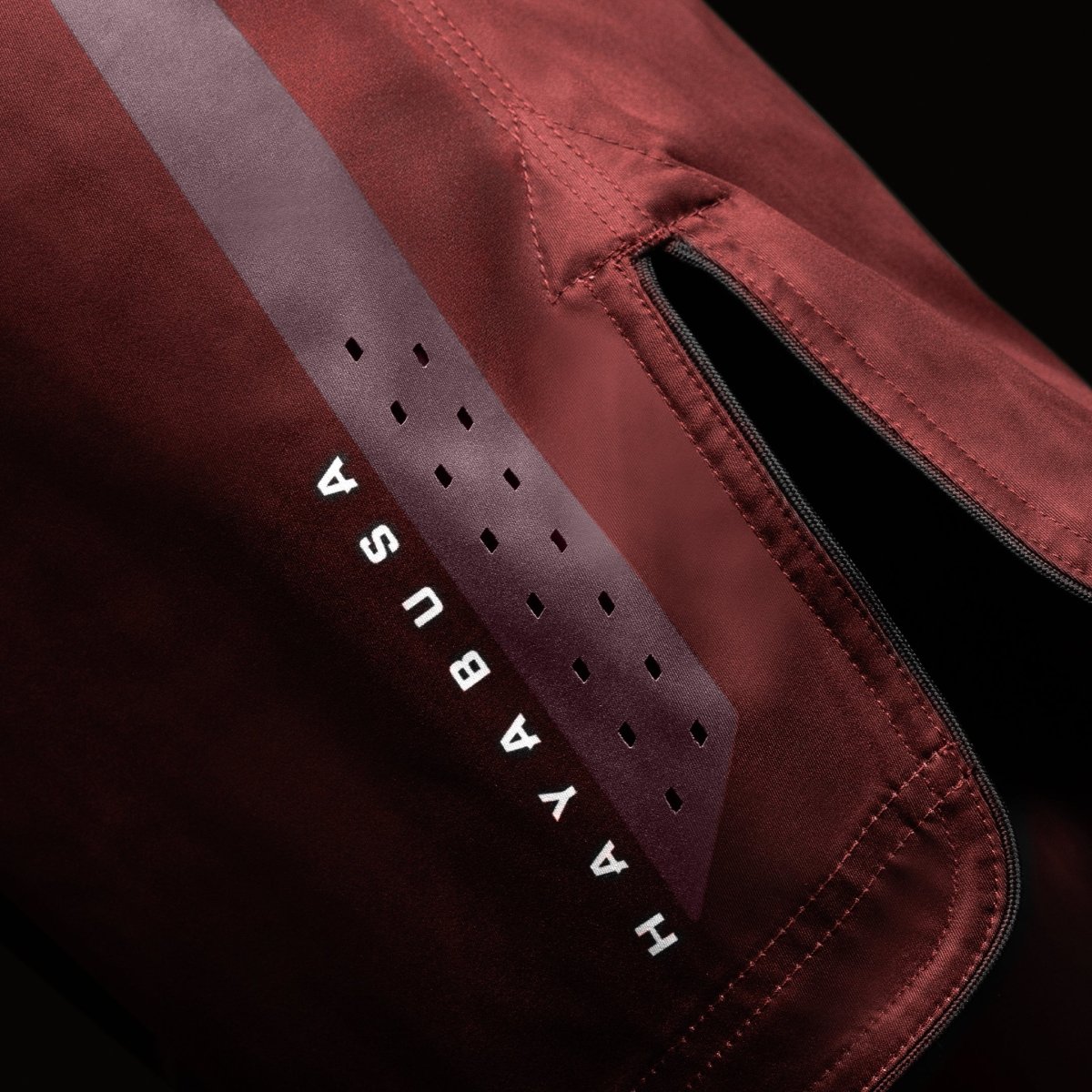 Seitenansicht der roten Hayabusa Core Mid-Thigh MMA Shorts, mit seitlichen Belüftungsöffnungen für Bewegungsfreiheit
