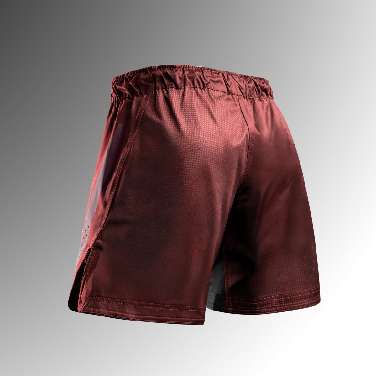 Rückansicht der roten Hayabusa Core Mid-Thigh MMA Shorts aus reißfestem Stoff für No-Gi