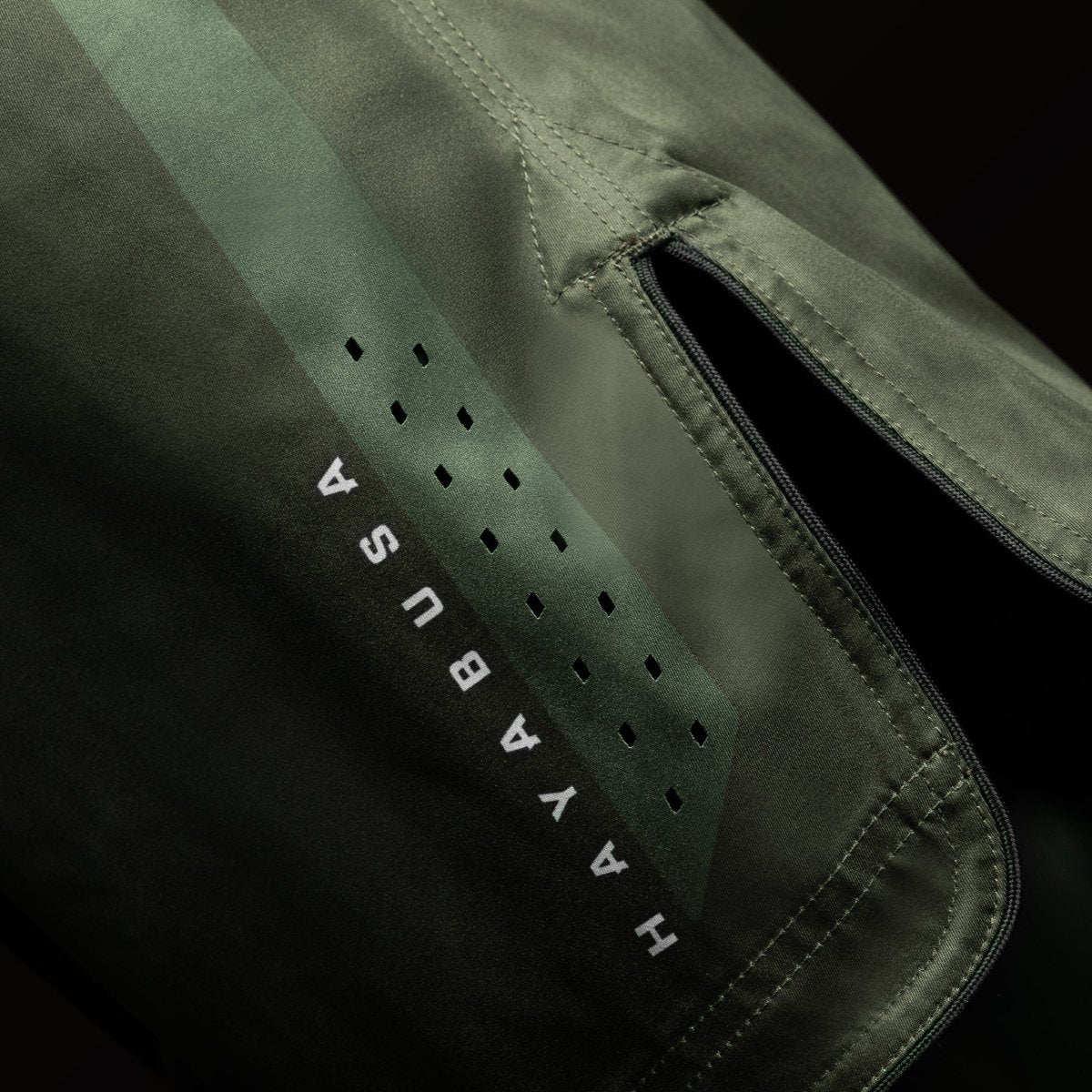 Seitenansicht der grünen Hayabusa Core Mid-Thigh MMA Shorts, mit seitlichen Belüftungsöffnungen für Bewegungsfreiheit