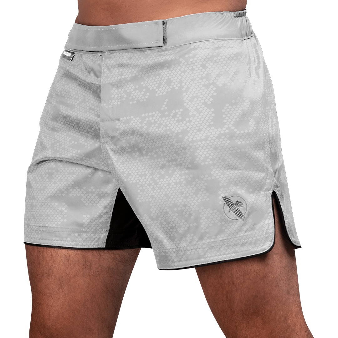 Vue de face du short blanc Hayabusa Hex Mid-Thigh MMA, conception hybride polyvalente pour l'entraînement