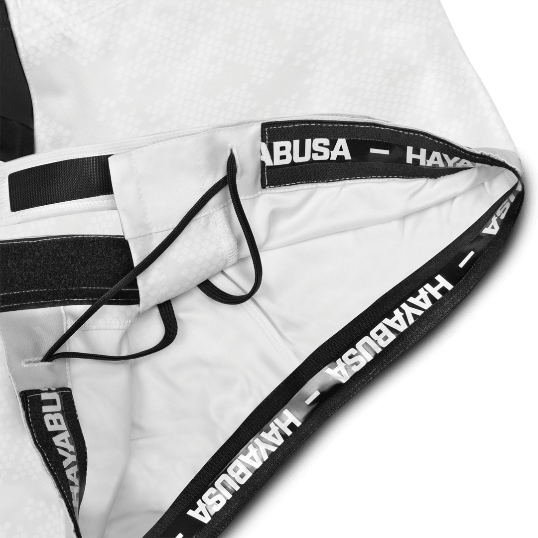 Détail du système de fermeture du short Hex blanc, lacet interne pour un maintien sécurisé