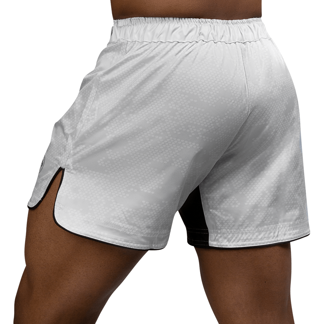 Vue arrière du short blanc Hayabusa Hex MMA, idéal pour le Strike et le Grappling