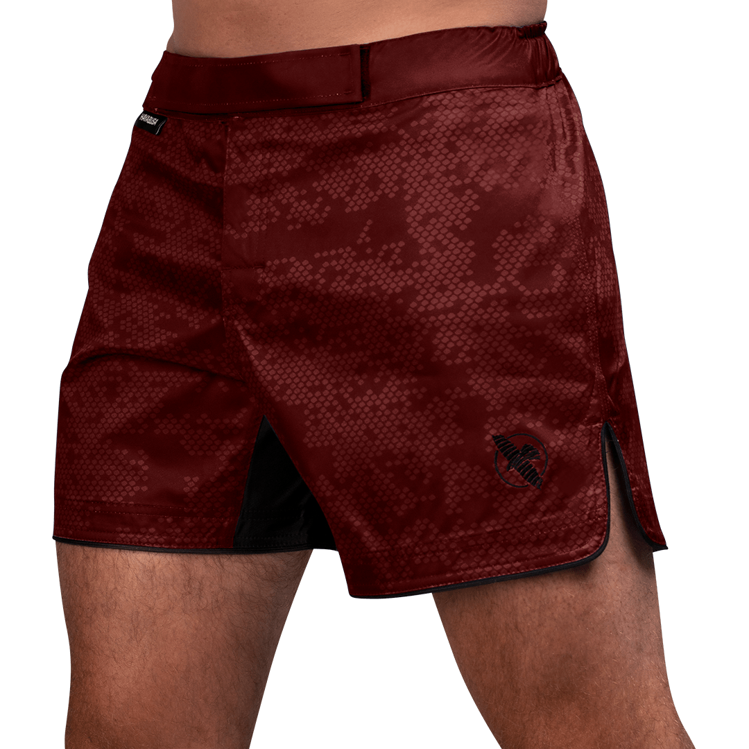 Vue de face du short MMA Hayabusa Hex Mid-Thigh bordeaux, liberté de mouvement totale