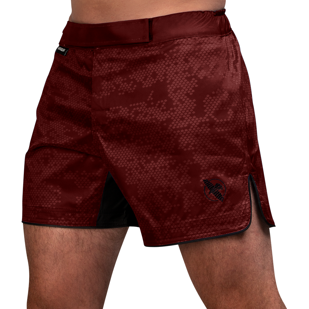 Vista frontale dei pantaloncini MMA Hayabusa Hex Mid-Thigh bordeaux, libertà di movimento totale