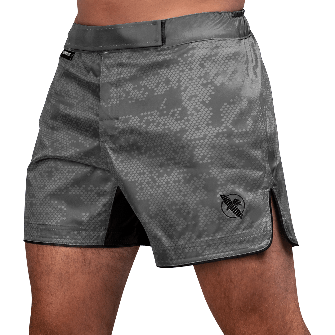 Vue de face du short MMA Hayabusa Hex Mid-Thigh gris, coupe ergonomique mi-cuisse