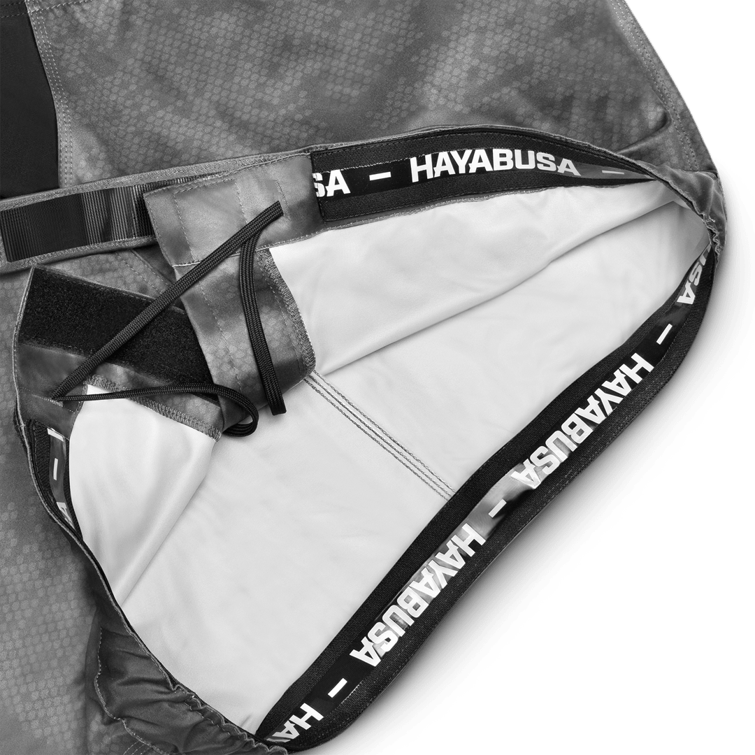 Détail de la ceinture doublée de silicone et du cordon de serrage interne monoboucle du short gris
